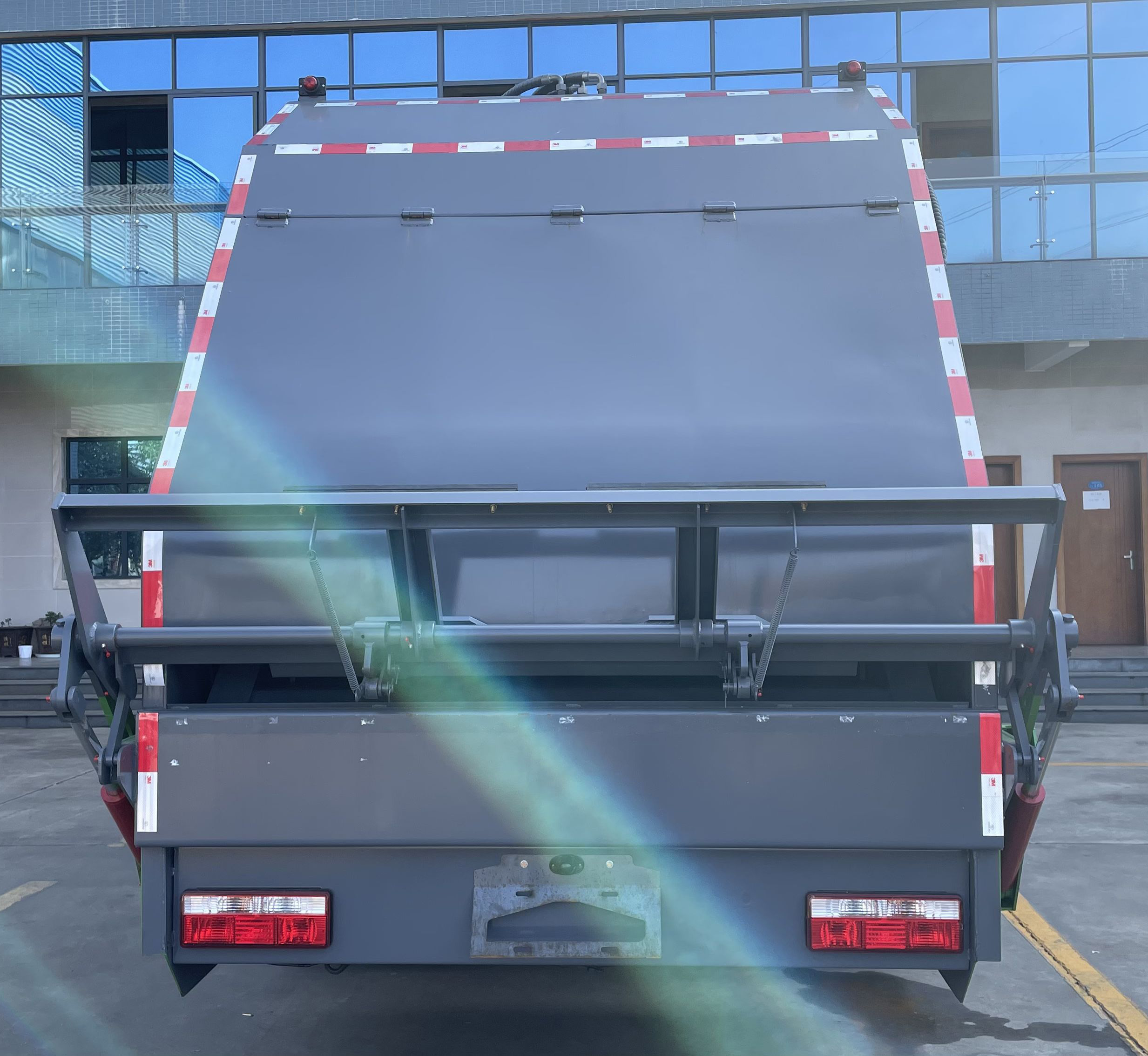 東風(fēng)凱普特12方純電動壓縮垃圾運(yùn)輸車圖片5