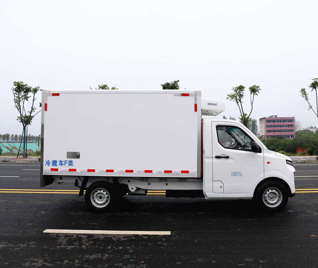 吉利遠(yuǎn)程F1E純電動(dòng)冷藏車8方圖片3