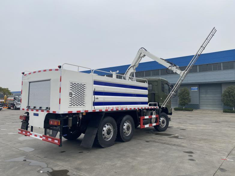 東風天錦六驅6X6光伏板清洗車圖片5