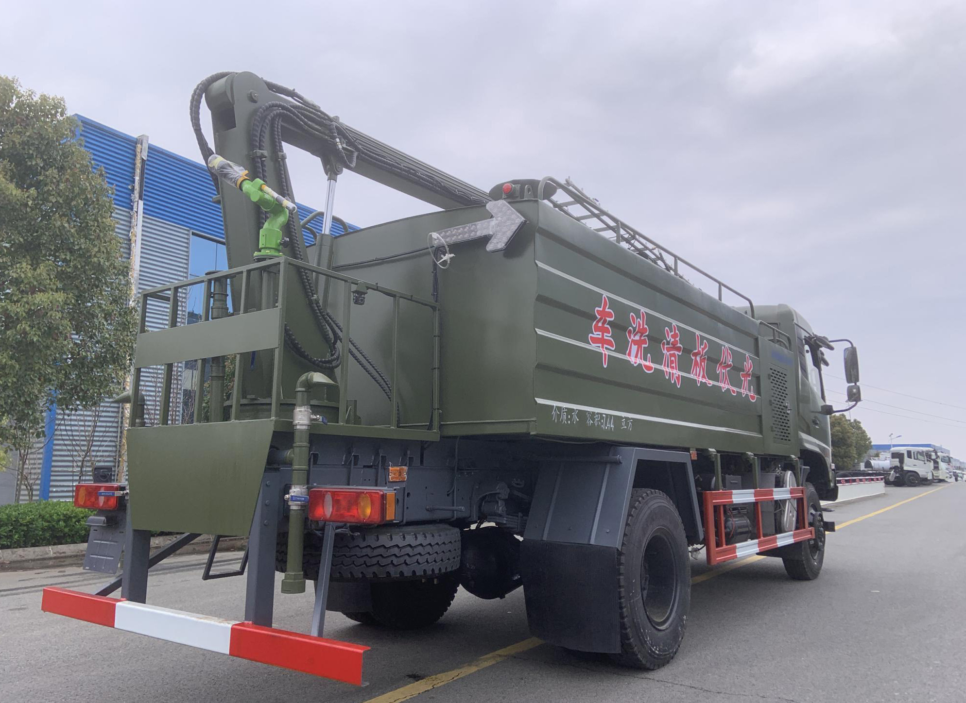 東風(fēng)天錦四驅(qū)4X4光伏板清洗車(chē)圖片4